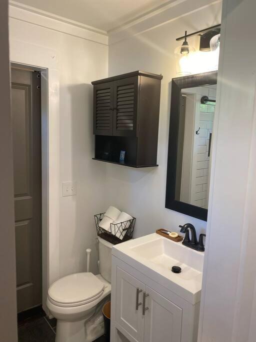Cozy 2-Bedroom Farmhouse With Parking On Premise Smyrna Exterior photo