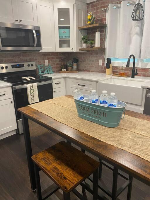Cozy 2-Bedroom Farmhouse With Parking On Premise Smyrna Exterior photo